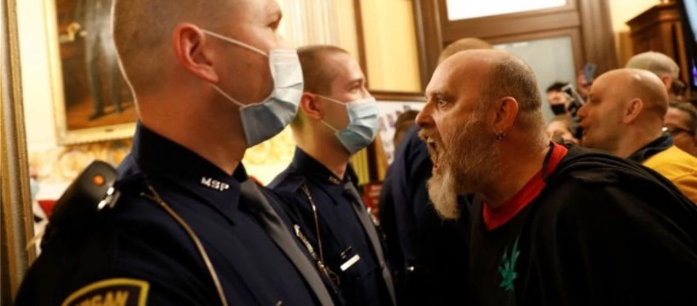 ΗΠΑ: Διαδηλωτές κατά της καραντίνας οπλισμένοι με τουφέκια στο Δημαρχείο του Μίσιγκαν (βίντεο-φωτο)